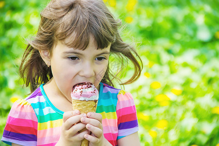 孩子吃冰淇淋 有选择的焦点牛角巧克力锥体公园婴儿孩子们果汁圣代情绪舌头可爱的高清图片素材