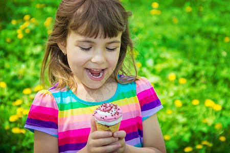 孩子吃冰淇淋 有选择的焦点情绪舌头甜点女孩果汁奶油食物乐趣圣代婴儿可口高清图片素材