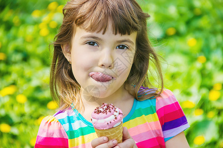 孩子吃冰淇淋 有选择的焦点青年奶油婴儿巧克力公园钦佩乐趣女孩舌头牛角爱高清图片素材