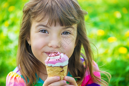 孩子吃冰淇淋 有选择的焦点食物微笑甜点牛角宏观孩子们锥体情绪圣代女孩巧克力高清图片素材