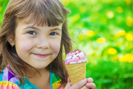 孩子吃冰淇淋 有选择的焦点女孩牛角婴儿奶油乐趣圣代情绪孩子们锥体舌头可爱的高清图片素材