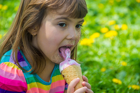 孩子吃冰淇淋 有选择的焦点巧克力圣代乐趣孩子们果汁牛角青年甜点公园女孩可爱的高清图片素材