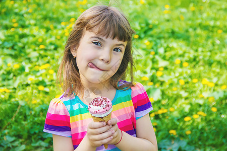 孩子吃冰淇淋 有选择的焦点青年甜点奶油情绪微笑钦佩果汁孩子们巧克力圣代可口高清图片素材