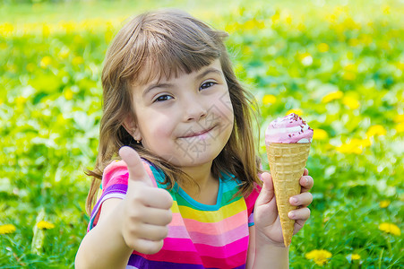 孩子吃冰淇淋 有选择的焦点女孩乐趣巧克力甜点果汁微笑婴儿食物圣代公园爱高清图片素材