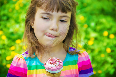 孩子吃冰淇淋 有选择的焦点女孩甜点食物婴儿青年锥体舌头巧克力乐趣情绪可爱的高清图片素材