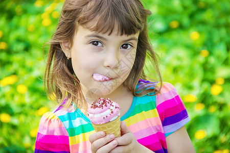 孩子吃冰淇淋 有选择的焦点果汁宏观女孩微笑巧克力锥体甜点食物乐趣情绪牛角高清图片素材