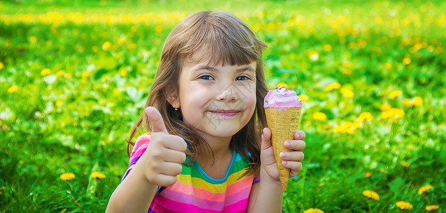 孩子吃冰淇淋 有选择的焦点甜点食物微笑婴儿舌头宏观公园孩子们牛角青年夏天高清图片素材