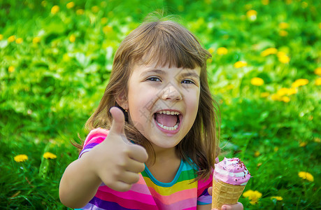 孩子吃冰淇淋 有选择的焦点甜点乐趣舌头情绪果汁宏观食物女孩孩子们锥体甜的高清图片素材