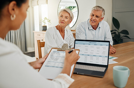 退休人员 夫妇和会计 带有用于预算审查和付款计划的财务文件 为有投资理念的养老人士提供专业咨询的理财顾问帐户高清图片素材