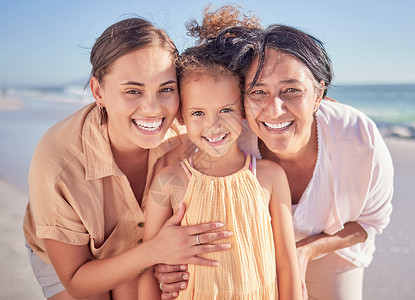家庭 爱和孩子与女孩 母亲和祖母在海滩上度暑假 与夏威夷海边或海边的高级妇女 女儿和孩子的肖像 旅行和自然老的高清图片素材
