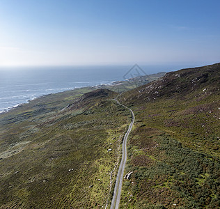 巡逻队在爱尔兰Donegal县Dungal县Dungloe以南Menacross和Crohy Head 之间的沿海单轨公路空中观察背景