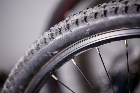 自行车轮胎黑色橡皮轮胎 自行车车轮加盖钉子运动行动齿轮金属安全山地车牵引力运输背景