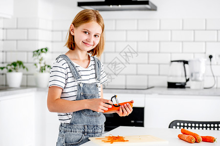 厨房的少女童年起球快乐桌子营养早餐女孩饮食烹饪橙子背景图片