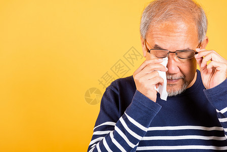 哭红眼素材亚洲老人哭着用纸巾擦红眼 举起杯子退休情感老年医院男人死亡眼镜哭泣眼泪组织背景