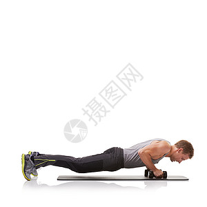 锻炼和锻炼 一个适合的年轻人 用一对哑铃做俯卧撑背景图片