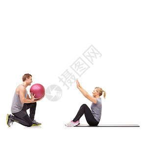 传球 一男一女通过互相传球锻炼腹肌背景图片
