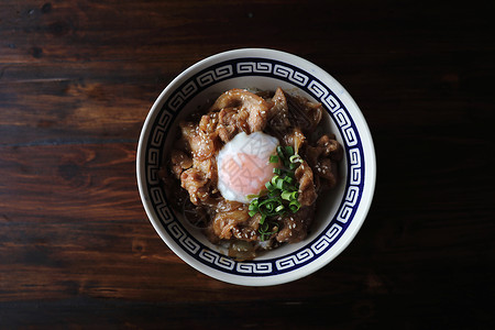 猪肉饭碗 鸡蛋在木头背轮的日本当地食品烧烤美食牛肉餐厅午餐洋葱盖饭食物烹饪油炸背景图片