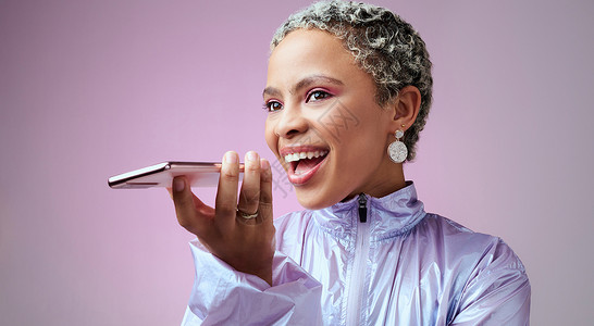 时尚 酷发型或潮流服装的紫色工作室背景上的黑人女性 电话或语音消息 尼日利亚服装品牌创意的快乐微笑 网络模型或移动技术背景图片
