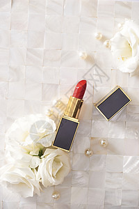 白本上鲜花美丽的唇膏女性白色女士桌子店铺平铺化妆品红色金子背景图片