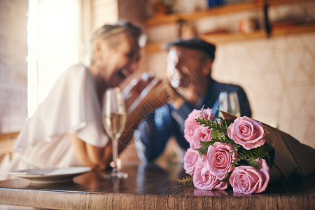 爱 庆祝和玫瑰为夫妇结婚纪念日用香槟祝酒 浪漫 快乐 有爱心的高级人士在关系承诺中一起享受亲密约会背景图片