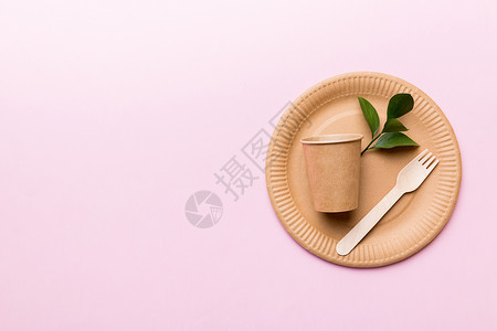 一套空的可重复使用的一次性环保盘子 杯子 淡白色桌子背景的餐具 顶视图 可生物降解的工艺菜肴 回收概念 特写材料绿色浪费环境树叶背景图片