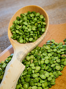 碎石豌豆纤维化合物圆形绿色砧板碳水低脂肪勺子背景图片