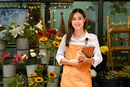 自信的小企业主站在鲜花店前 对着镜头微笑 Floristry 概念职业高清图片素材