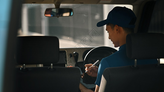 亚洲男性快递员在装满包裹的货车中使用数字平板电脑 送货服务 运输和运输概念供应商高清图片素材