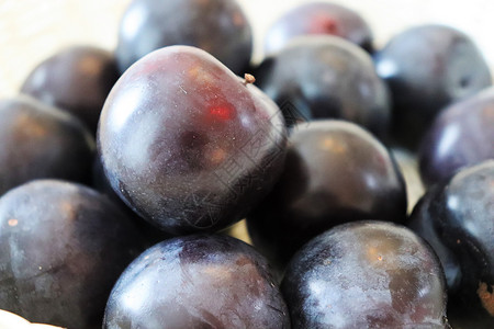 新鲜的 甜的 成熟的 李子浆果生物甜点农业健康饮食收成紫色营养蓝色宏观背景图片