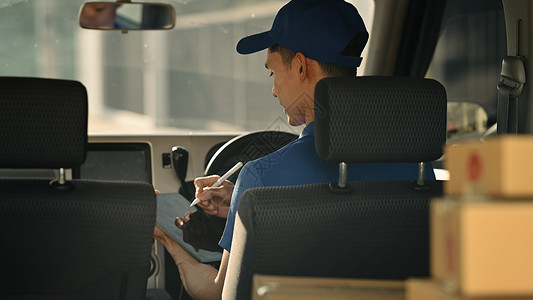 快递员在装满包裹的货车中使用数字平板电脑的后视图 送货服务 运输和运输概念顾客高清图片素材