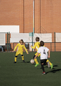 青年男孩在草场玩足球比赛 足球锦标赛的概念 (b) 参加国际足球运动足球运动员高清图片素材