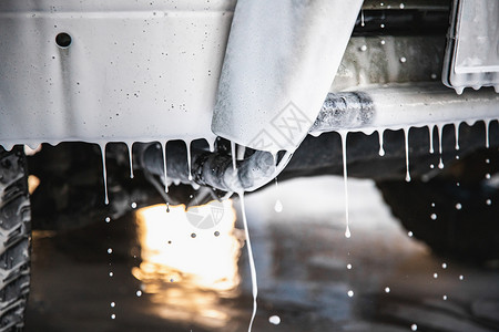 一辆汽车洗车时从车里滴落的白色泡沫液的详细照片车辆高清图片素材
