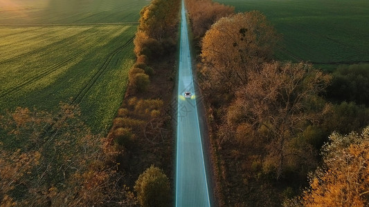 自动驾驶电动汽车在道路上行驶 动画可视化传感器扫描前方道路的车辆 危险 限速 人工智能数字化和分析未来之路背景图片