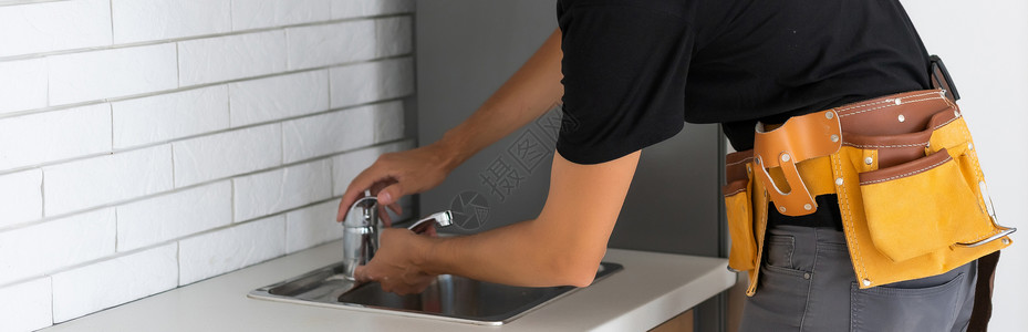 安装厨房水龙头和水槽的人阀门高清图片素材