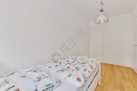 带有床和白色床铺的卧室灯高清图片素材