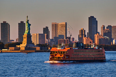 纽约金时由自由女神像在纽约市金钟中通过 大斯塔登岛渡渡轮 天线后方背景
