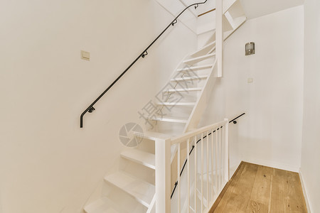 白色栏杆一个有白色楼梯和黑色铁轨的楼梯梯背景
