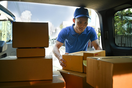 亚洲送货员从货车上卸下纸板箱 送货服务 送货上门和运输概念邮件高清图片素材