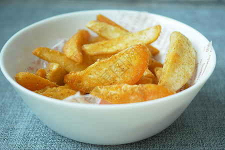 表格上法语薯条的详情拍摄垃圾脂肪宏观土豆芯片食物背景图片