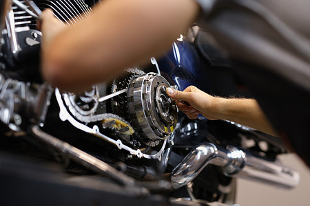车间的修理机车和摩托车连锁车轮工作高清图片素材