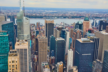 在曼哈顿市中心 纽约市的天线上空的高视线 满是摩天大楼城市景观高清图片素材