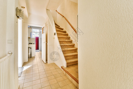 楼梯在一个房子的楼梯上 有一层砖层的地板天花板高清图片素材
