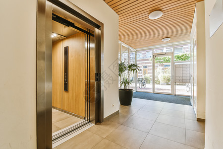 公寓电梯电梯在一栋大楼大厅的玻璃窗前厅背景