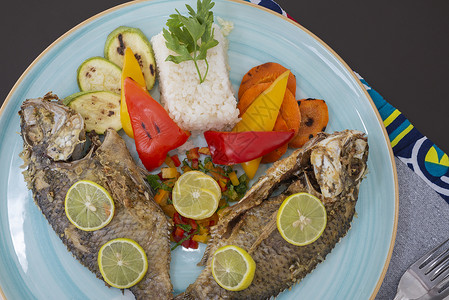 鱼稻用白米煮点菜和白稻鱼胡椒餐厅桌面主餐餐垫盘子烹饪桌子奢华设置背景