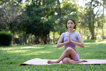 yoga快乐的年轻女子在户外做瑜伽的肖像 Yoga和放松概念 美丽的女孩练习Asana姿势女士健康活力运动专注冥想公园身体活动背景