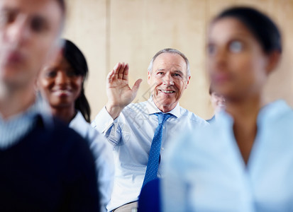 高级经理举手 资深商务人士举手示意一个问题 掌声团体成功会议手势演讲男性商务女士同事女性背景图片