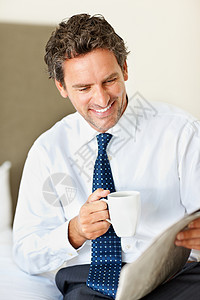 咖啡和报纸 聪明笑脸的商务人士拿着咖啡喝着看报纸 (笑声)床高清图片素材