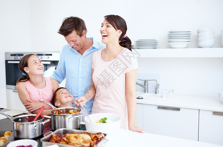 妈妈做的饭一个快乐的家庭在厨房一起做一顿大餐 美味的饭 复制空间(Spopspace)背景