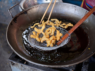 油炸圈饼手工制作的糕点高清图片