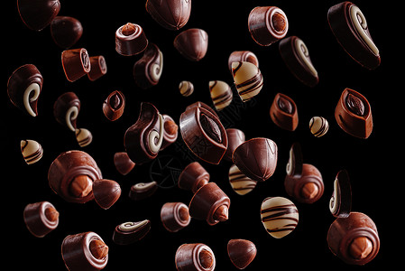 糖色棕色巧克力或暗黑背景的买家 被上衣或逃逸高清图片
